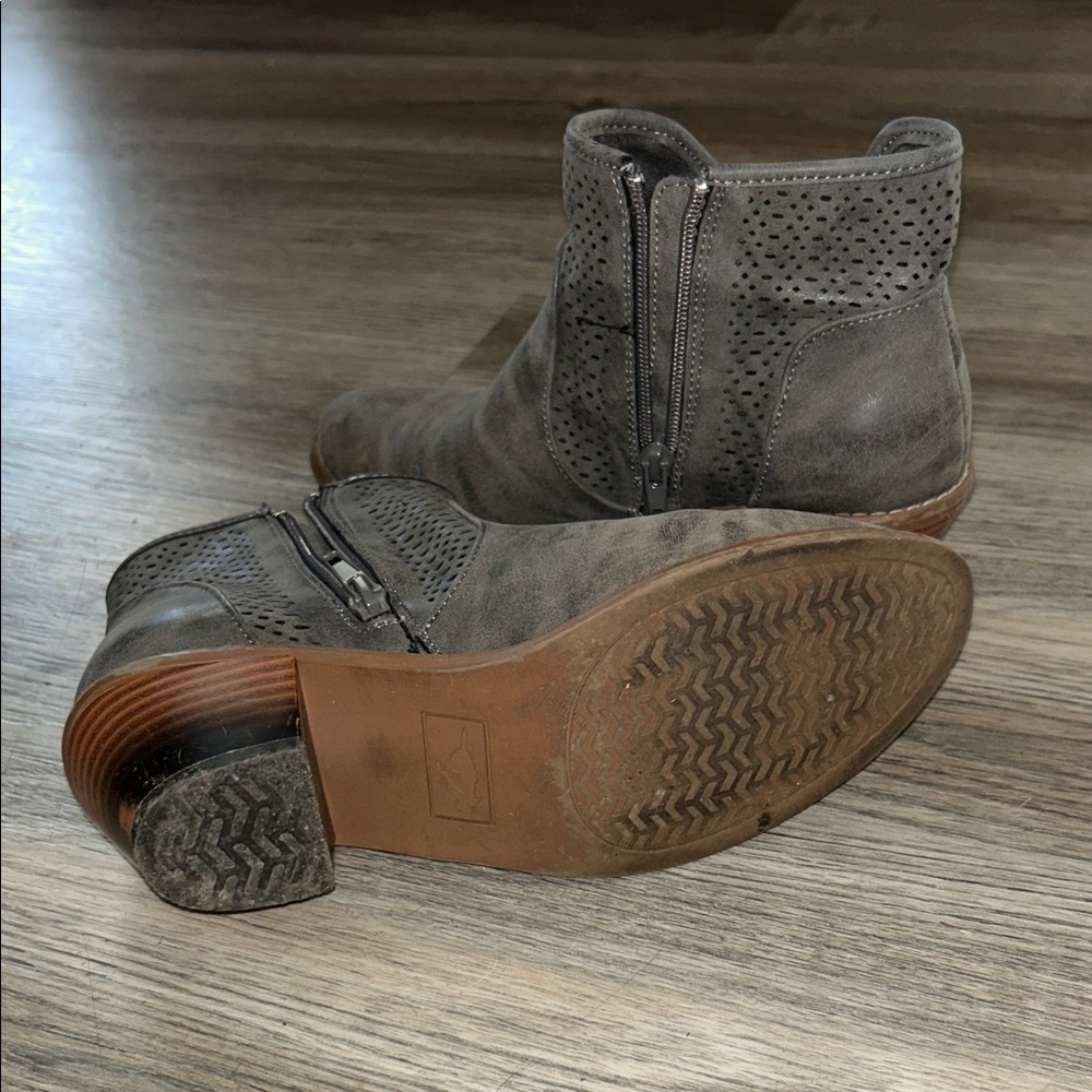 Stylish Gray Ankle Boots - Picture 5 of 5